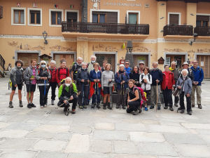 Gruppo dei partecipanti di Varallo ad Etroubles in Place Emile Chanoux di fronte al Palazzo delle Poste - Cronaca della 2° Tappa della VF in Valle d’Aosta del 2021